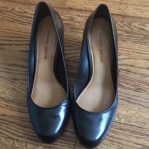 Round toe black heels